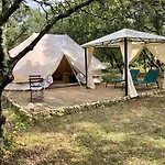 بيت خشبي Les Jardins De Chiron Et Tiny House Dans Le Sud